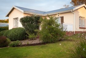 grahamstown_accommodation_autumn_leaves_exterior_view_of_units_1_and_267.jpg